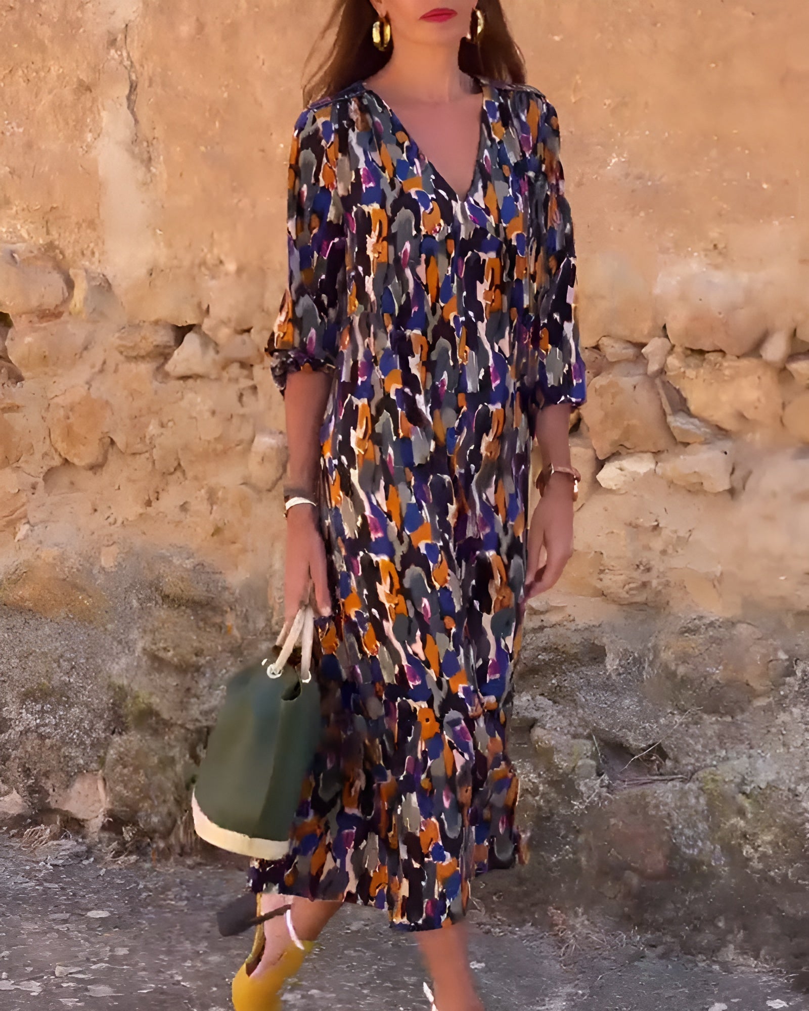 Nathalie | Dress with V-Neck in Retro Print