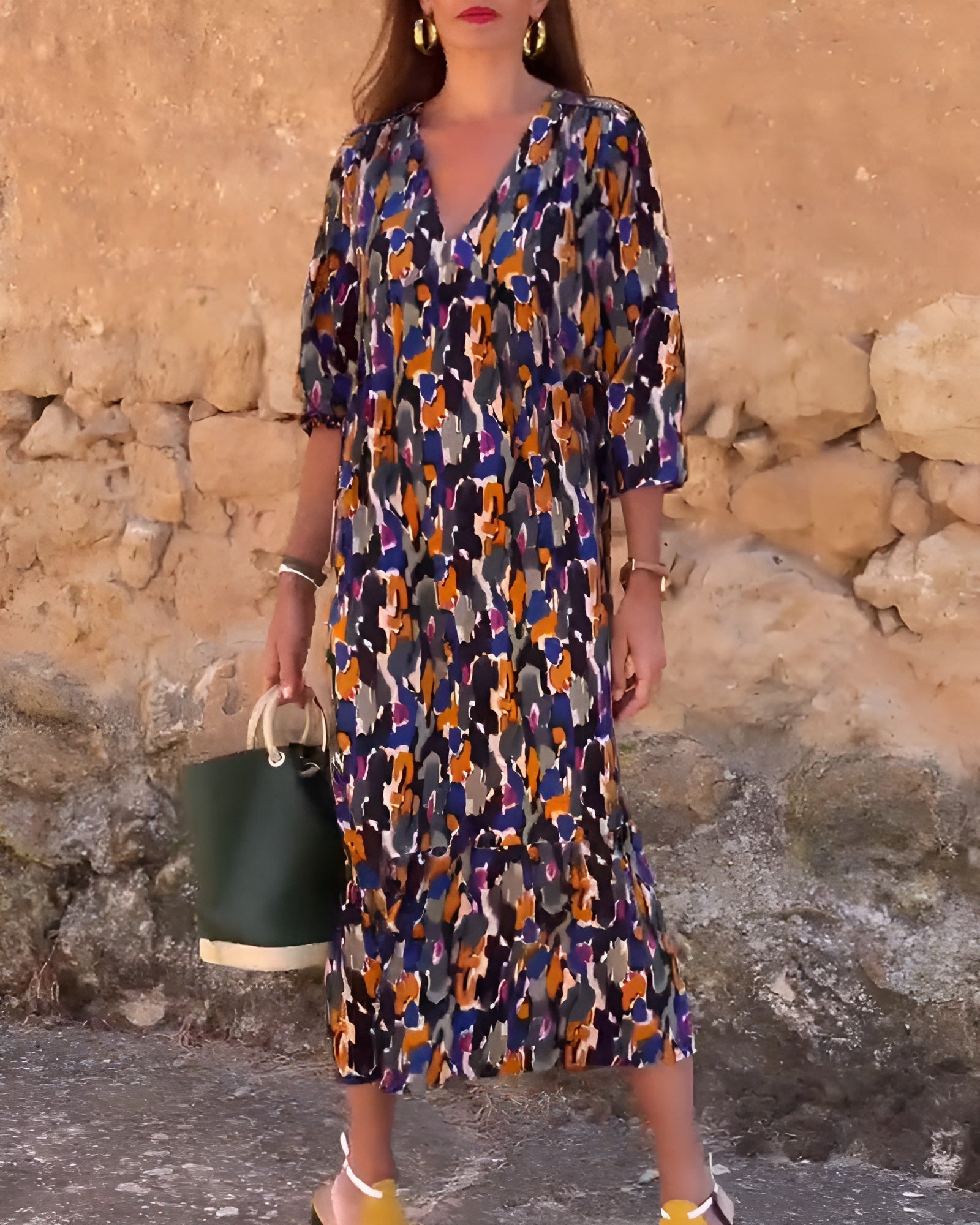 Nathalie | Dress with V-Neck in Retro Print